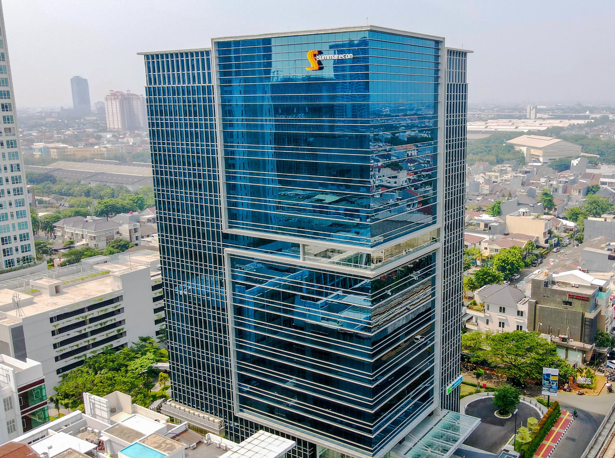 Fasad Kensington Office Park Kelapa Gading Jakarta dengan kaca one way T-Sunlux Dark Blue 508