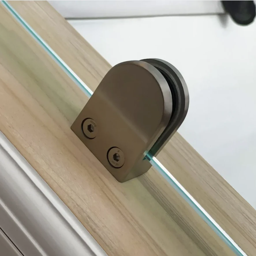 Clamp atau point fitting glass untuk partisi kaca frameless