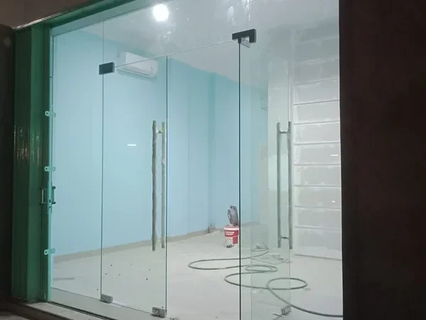 pintu kaca 12mm untuk bangunan kantor yang lebih estetik namun dengan kaca yang kokoh tidak mudah pecah
