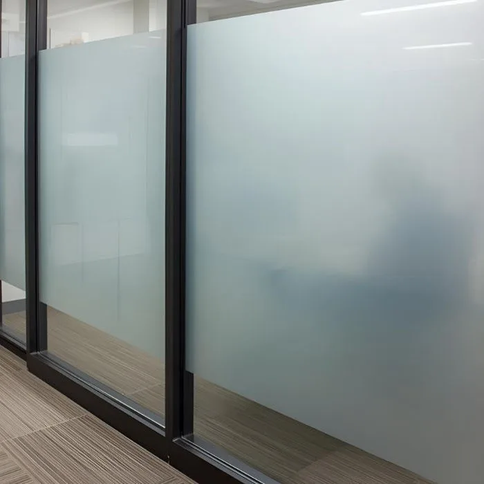 contoh kaca frosted film untuk menjaga privasi di dalam ruangan berkaca