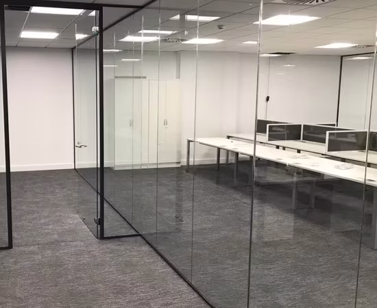 partisi kaca frameless dengan jenis single glazed