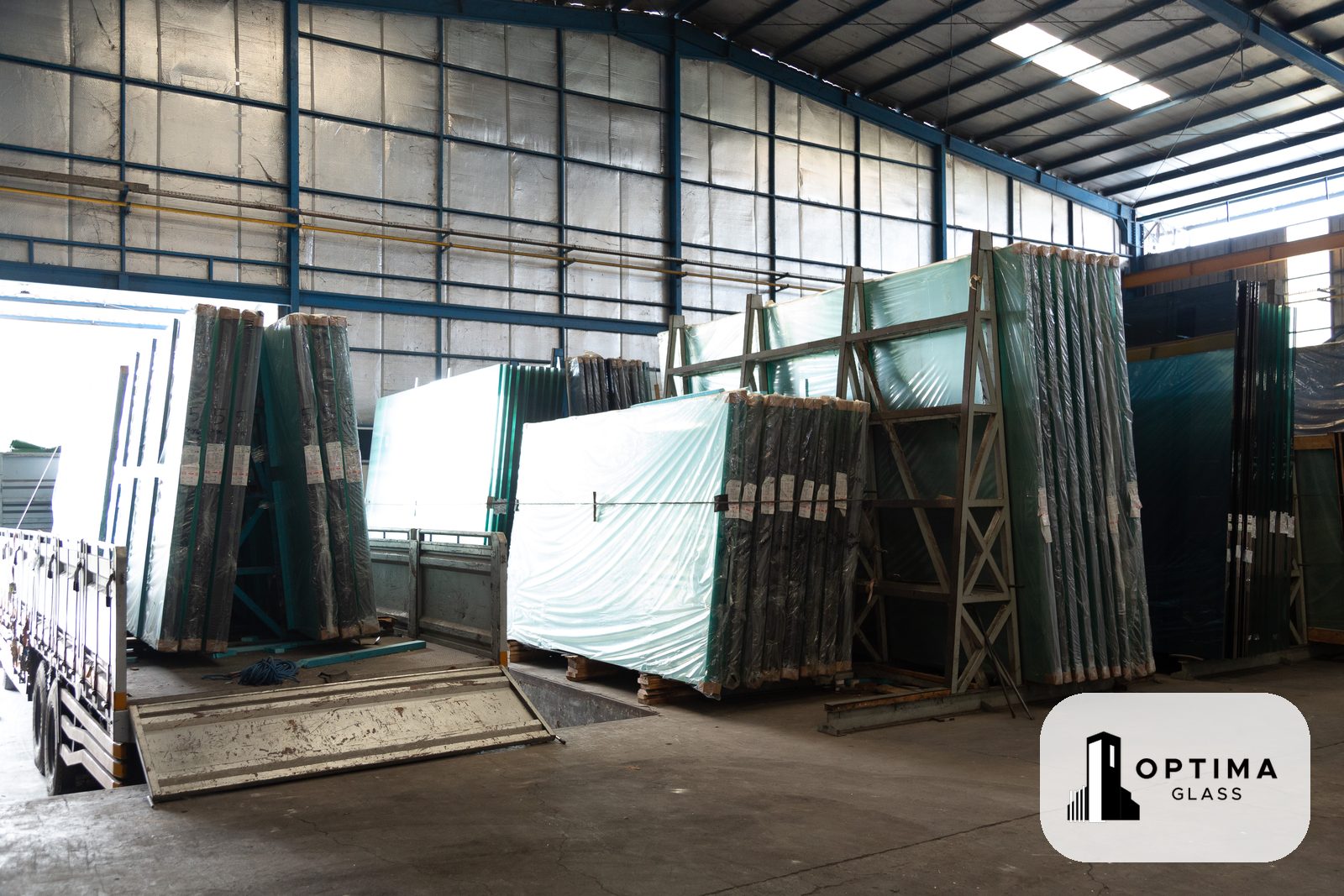 Kaca tempered dimuat ke truk untuk pengiriman dari pabrik Optima Glass