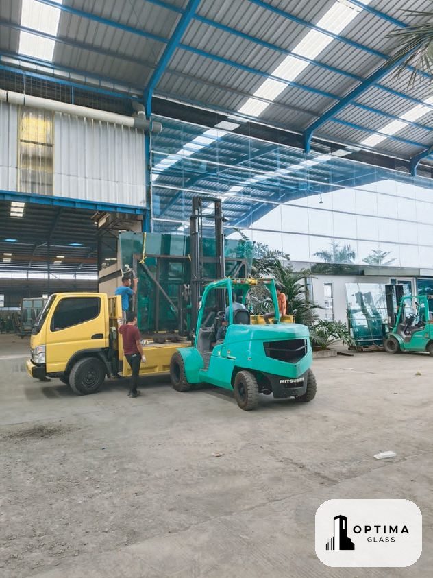 Kaca dimuat ke truk untuk dikirim ke proyek pelanggan Optima Glass