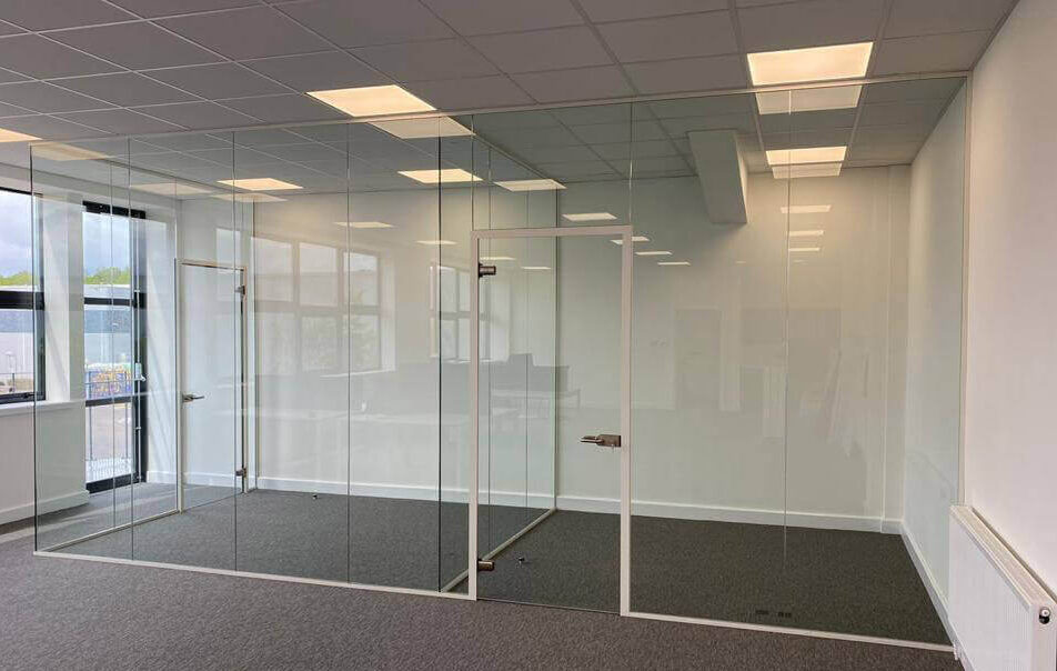 partisi kaca frameless pada ruangan kantor dengan sistem u channel