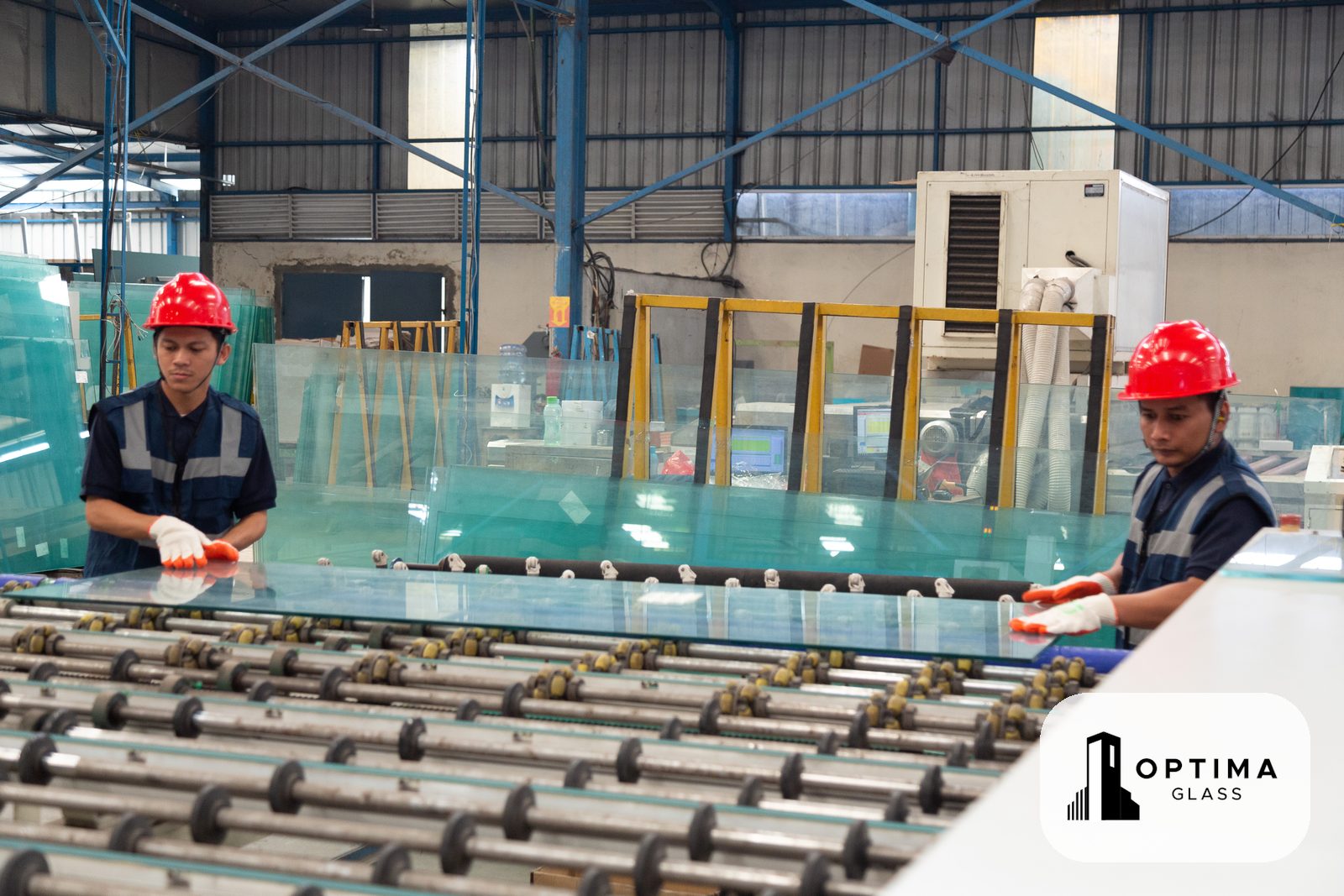 Proses produksi kaca tempered di pabrik Optima Glass, Cikarang