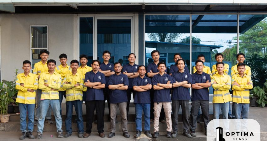Tim Optima Glass di depan kantor dan pabrik Cikarang