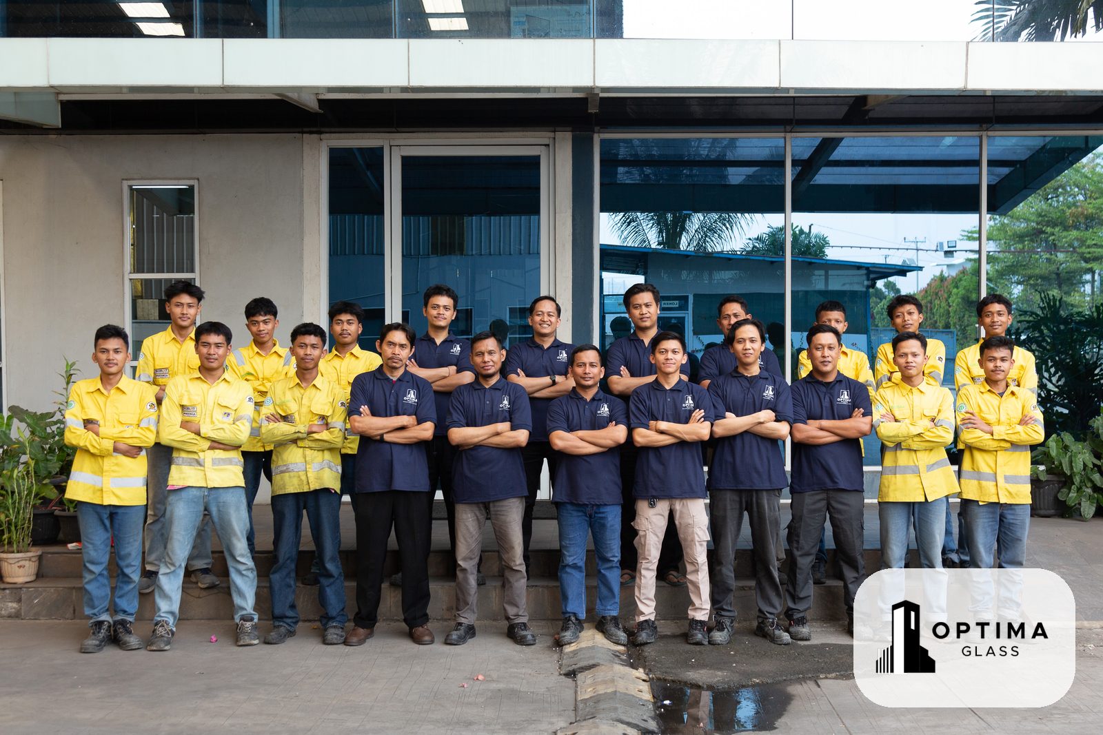 Tim Optima Glass di depan kantor dan pabrik Cikarang