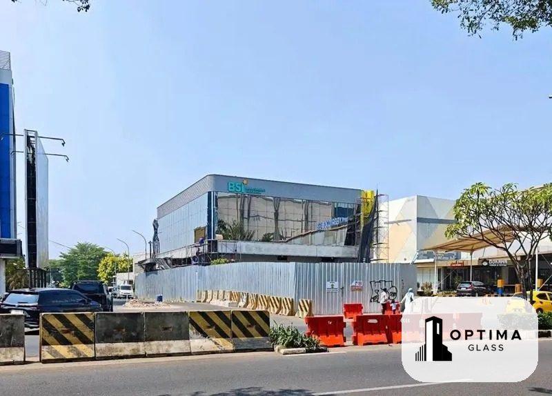 Fasad kaca silver Bank BSI Cabang Karawang dengan kaca one way T-Sunlux 108 Silver