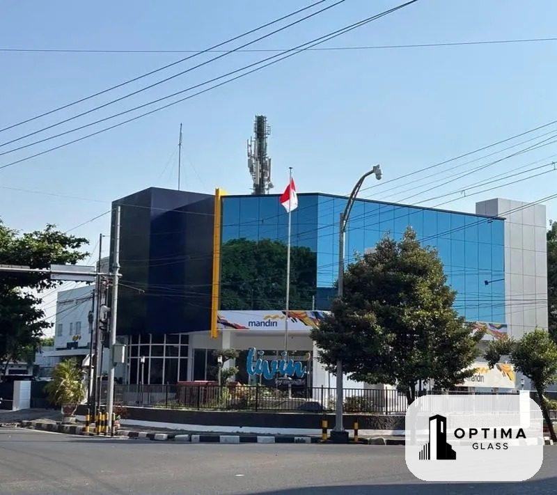 Fasad kaca biru Bank Mandiri Cabang Kudus dengan kaca one way T-Sunlux 508 Dark Blue
