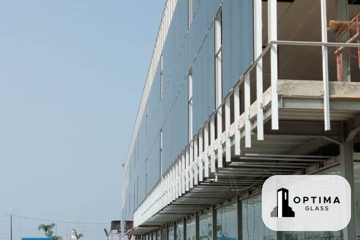 Fasad curtain wall panjang dengan struktur baja