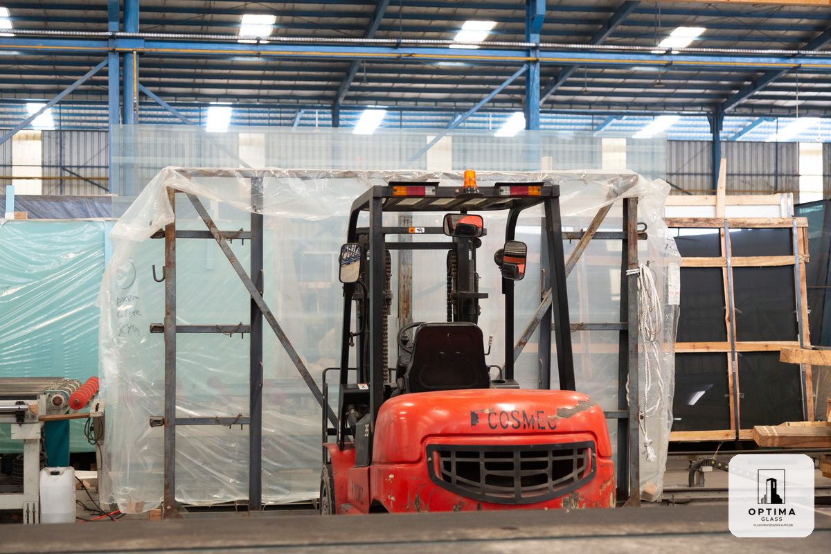 Forklift memuat kaca berbungkus plastik untuk pengiriman Optima Glass