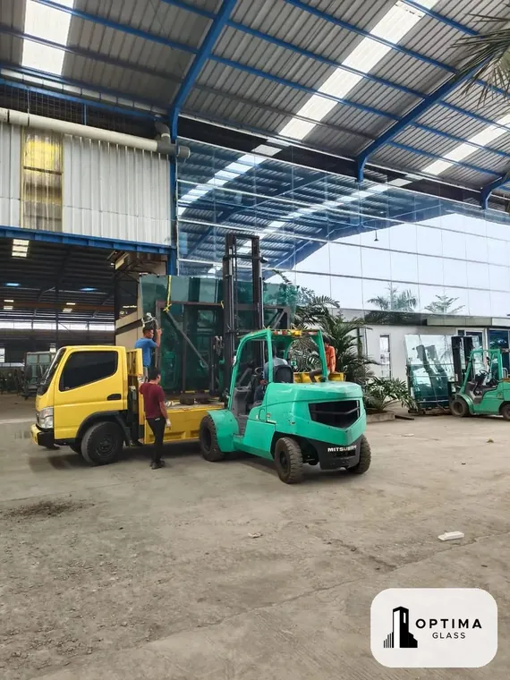 Pengiriman kaca dengan forklift di pabrik Optima Glass
