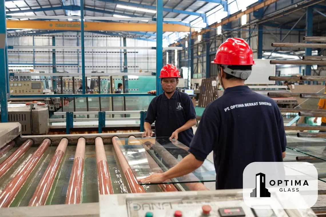 Tim Optima Glass mengoperasikan mesin pencuci kaca