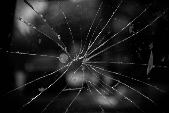 Kaca biasa yang pecah dengan retakan menyebar dan serpihan besar