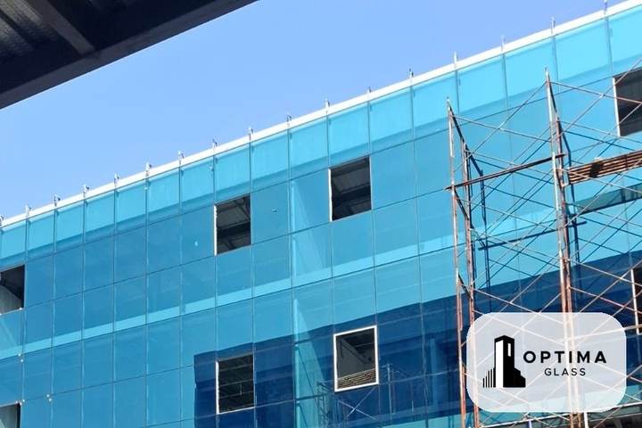 Fasad kaca biru pada ruko tiga lantai