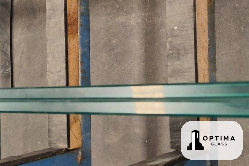 Kaca laminated jadi buatan Optima Glass, dua lembar kaca dan lapisan PVB terlihat dari tepinya