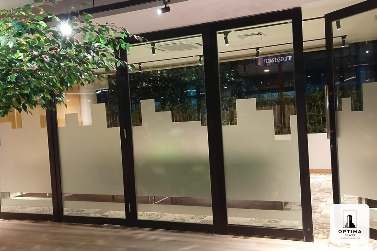 Pintu dan partisi kaca pada salah satu proyek pelanggan Optima Glass