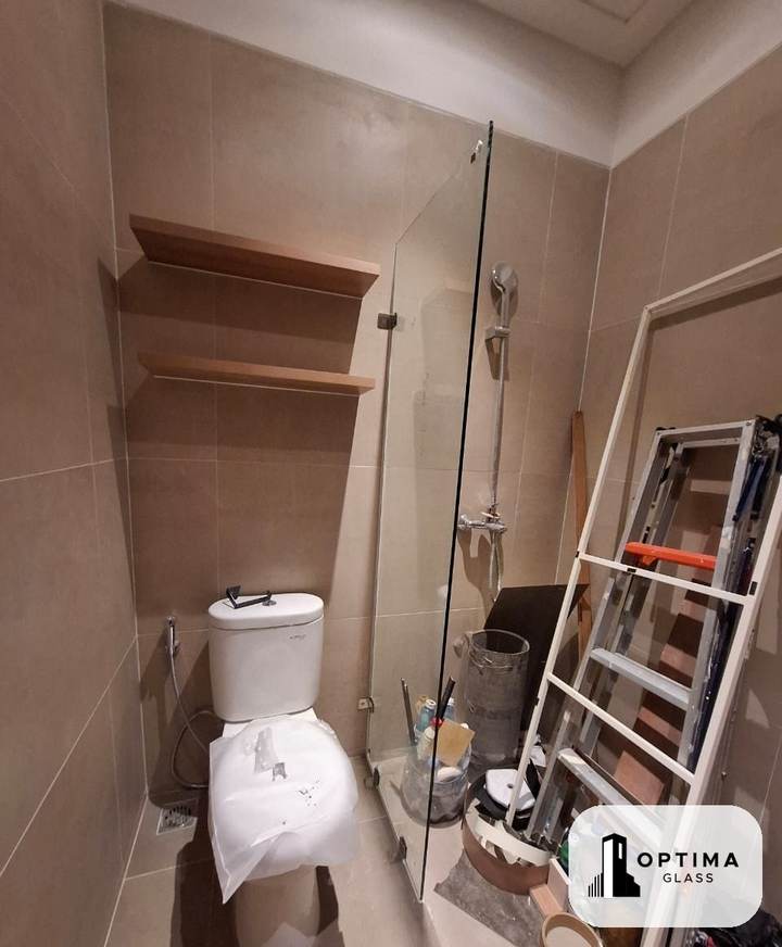 Sekat shower kaca tempered frameless yang sudah terpasang di kamar mandi