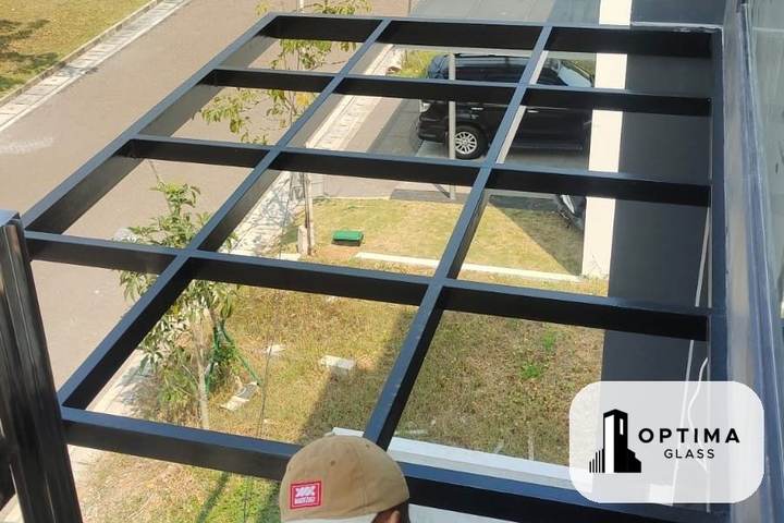 Rangka besi kanopi yang sudah jadi sebelum kaca dipasang