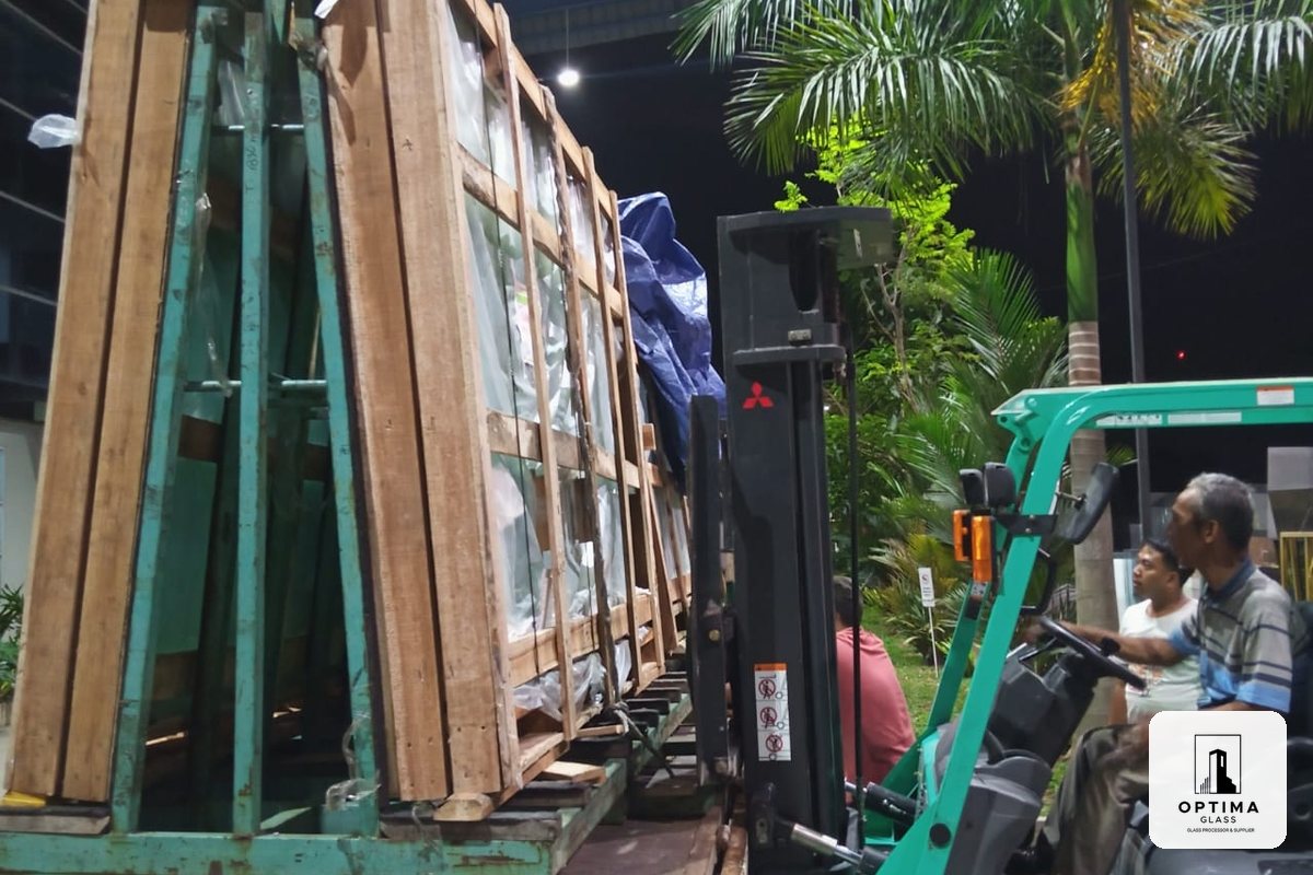 Forklift memuat kaca ke truk Optima Glass di pabrik Cikarang