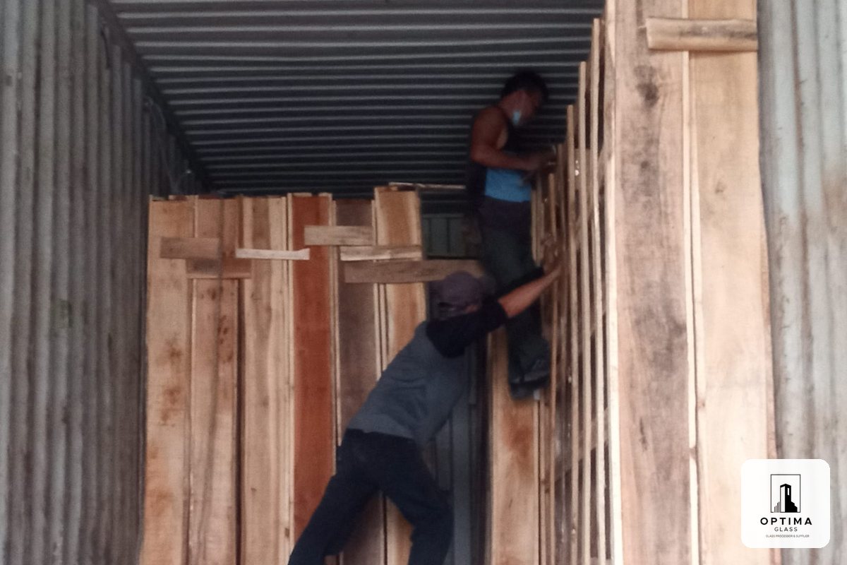 Peti kayu berisi kaca dimuat ke dalam container untuk pengiriman luar kota