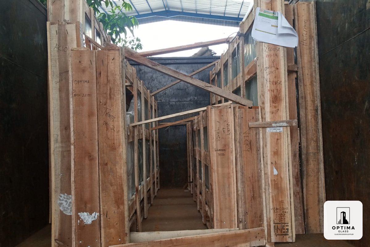 Kaca tempered dikemas dalam peti kayu di dalam truk pengiriman Optima Glass