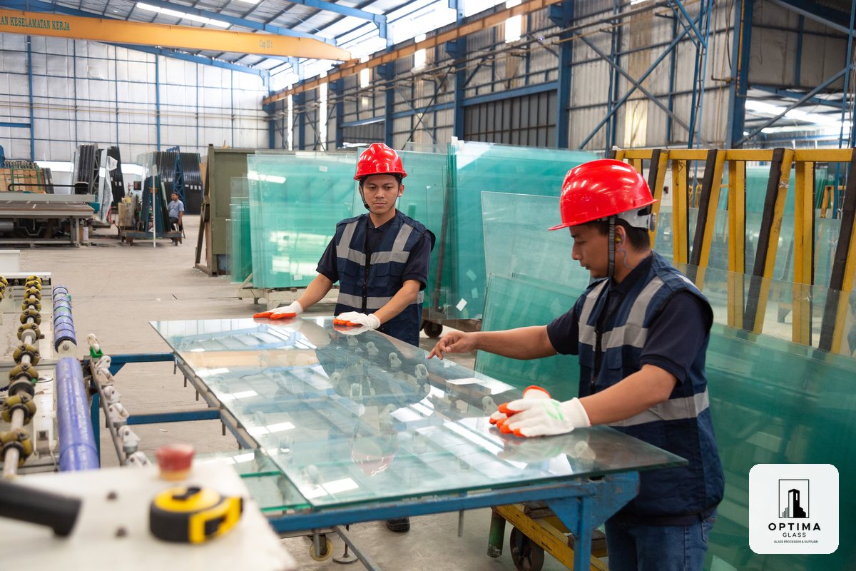 Operator Optima Glass memotong kaca sesuai ukuran pesanan di pabrik Cikarang