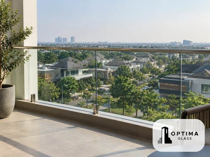 Contoh railing kaca balkon dengan spigot stainless di lantai