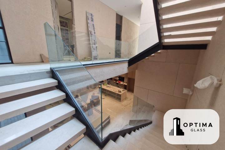 Railing kaca tangga terlihat dari lantai dasar, panel tempered bening
