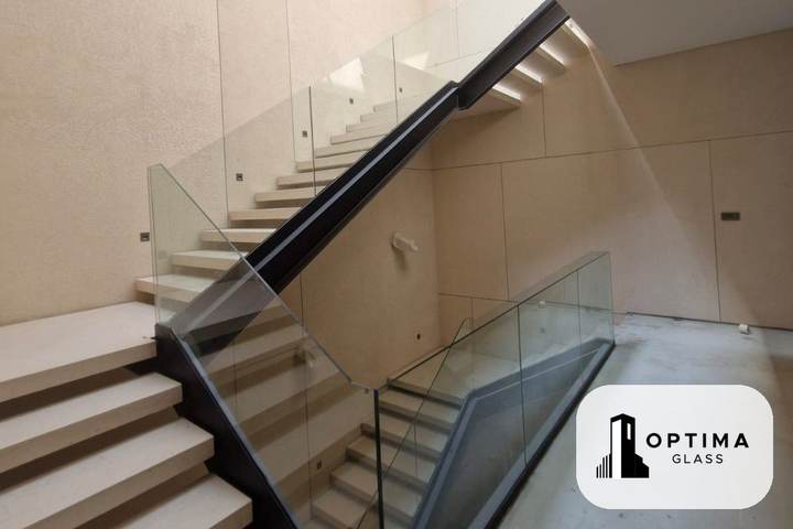 Railing kaca pada tangga bertingkat dengan void, panel kaca dengan sudut berbeda