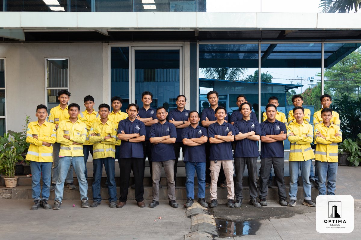 Seluruh tim produksi Optima Glass berfoto bersama di pabrik kaca Cikarang