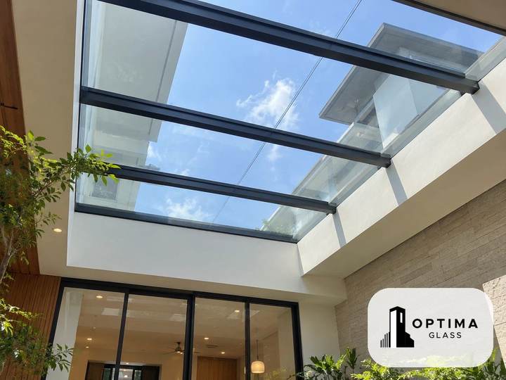 Contoh skylight kaca bening di atas void rumah dengan rangka besi hitam