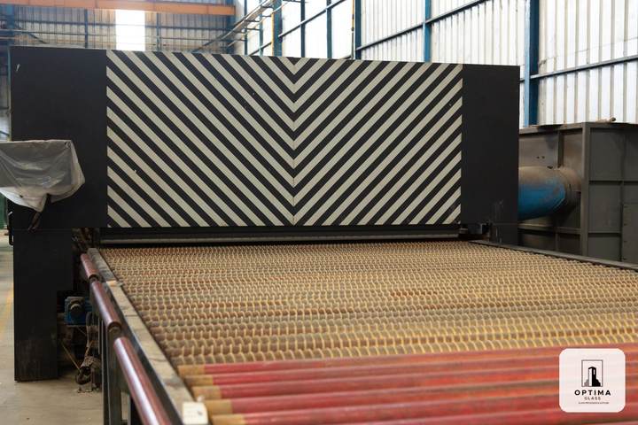 Tungku tempering kaca di pabrik Optima Glass Cikarang