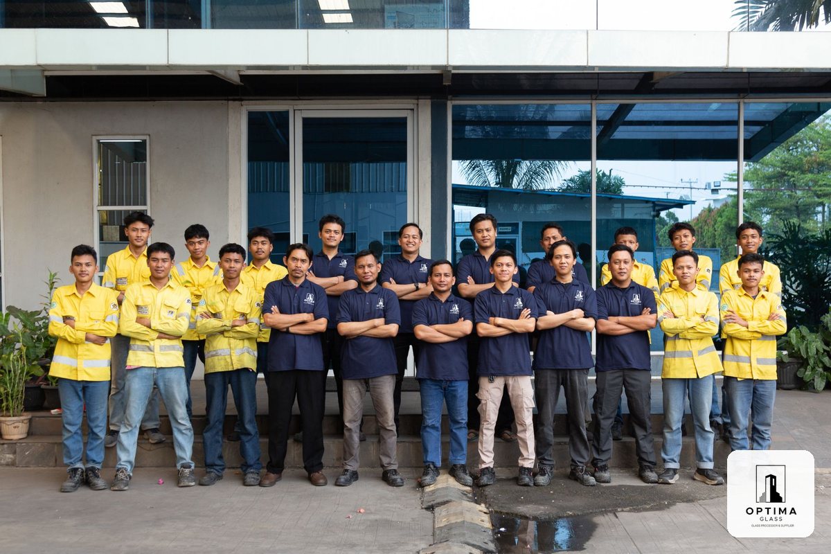 Tim ahli Optima Glass di depan pabrik kaca di Cikarang