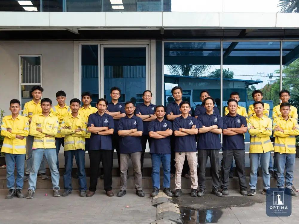 Tim Optima Glass berseragam di depan kantor dan pabrik Cikarang