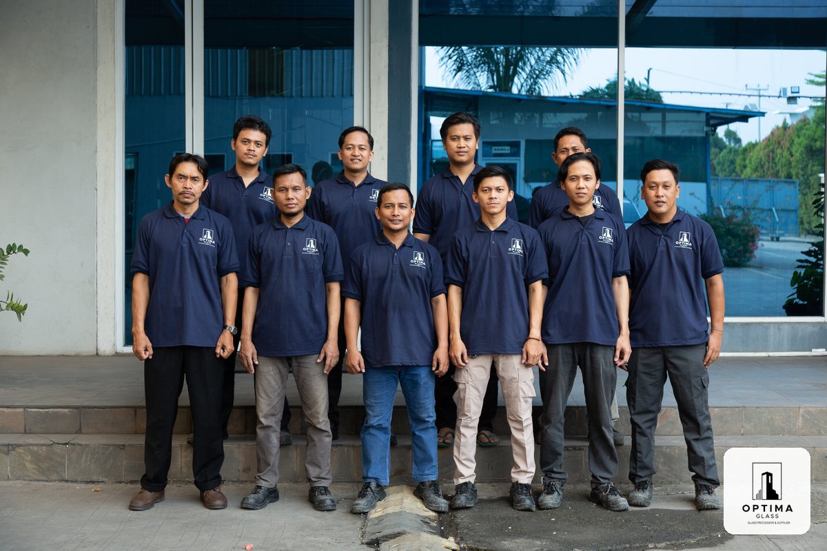 Tim Optima Glass berfoto di depan pabrik kaca di Cikarang Pusat, Kabupaten Bekasi