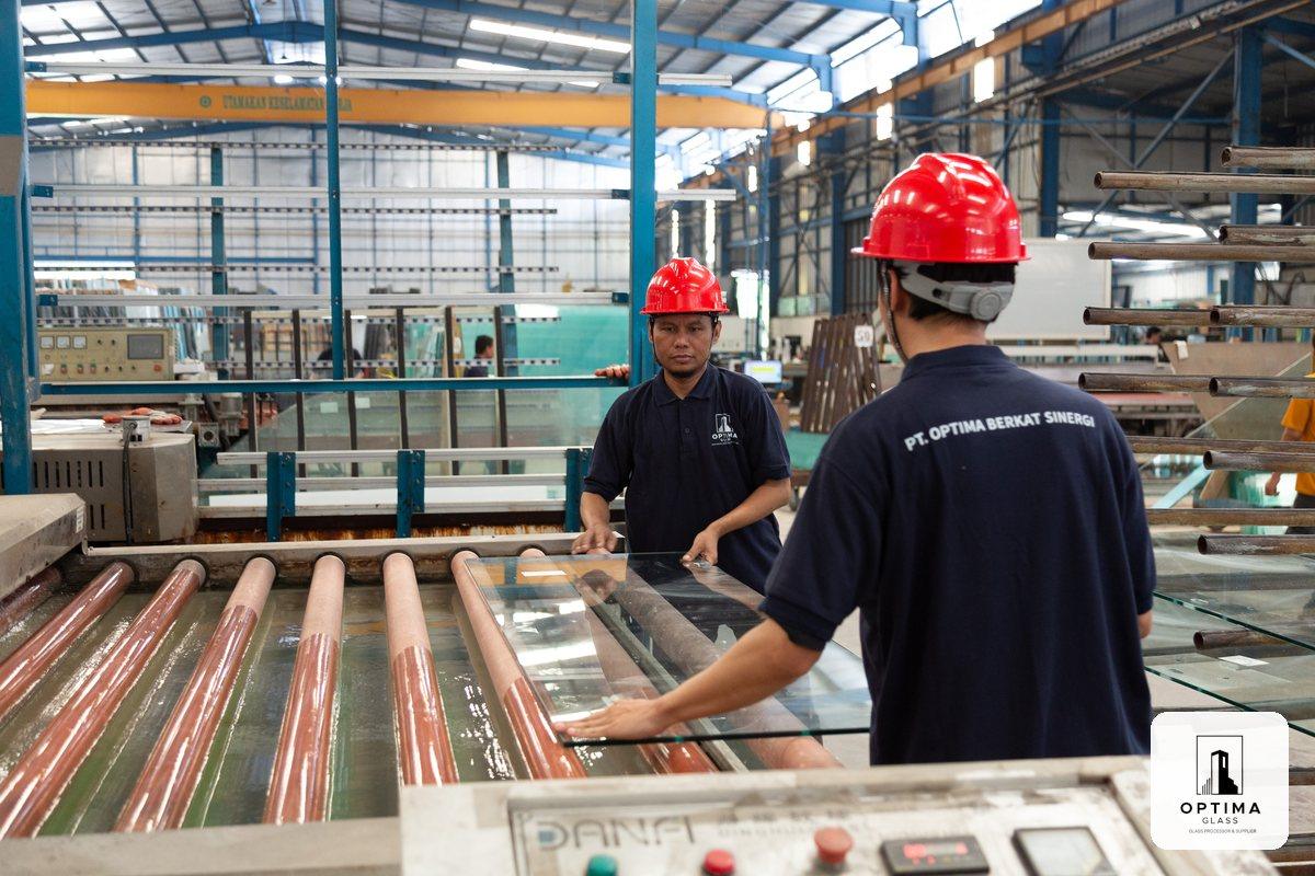 Tim Optima Glass bekerja di lini tempering pabrik Cikarang