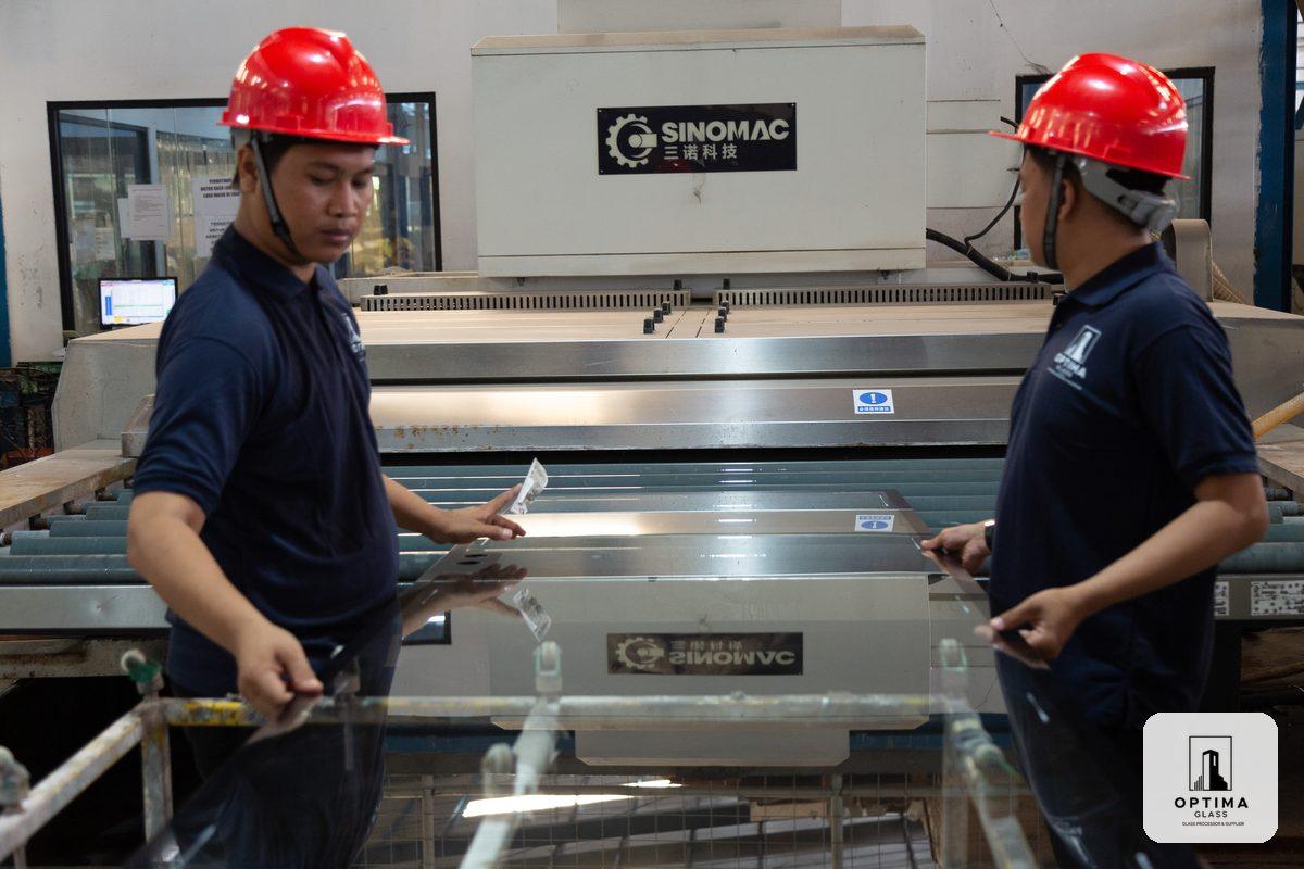 Tim Optima Glass memeriksa lembaran kaca tempered di pabrik Cikarang