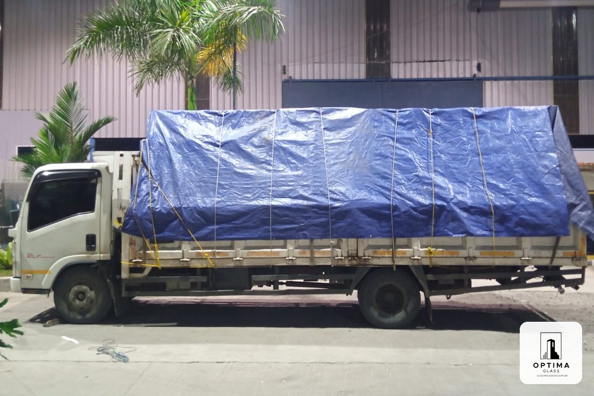 Truk Optima Glass bermuatan lembaran kaca siap berangkat dari pabrik Cikarang