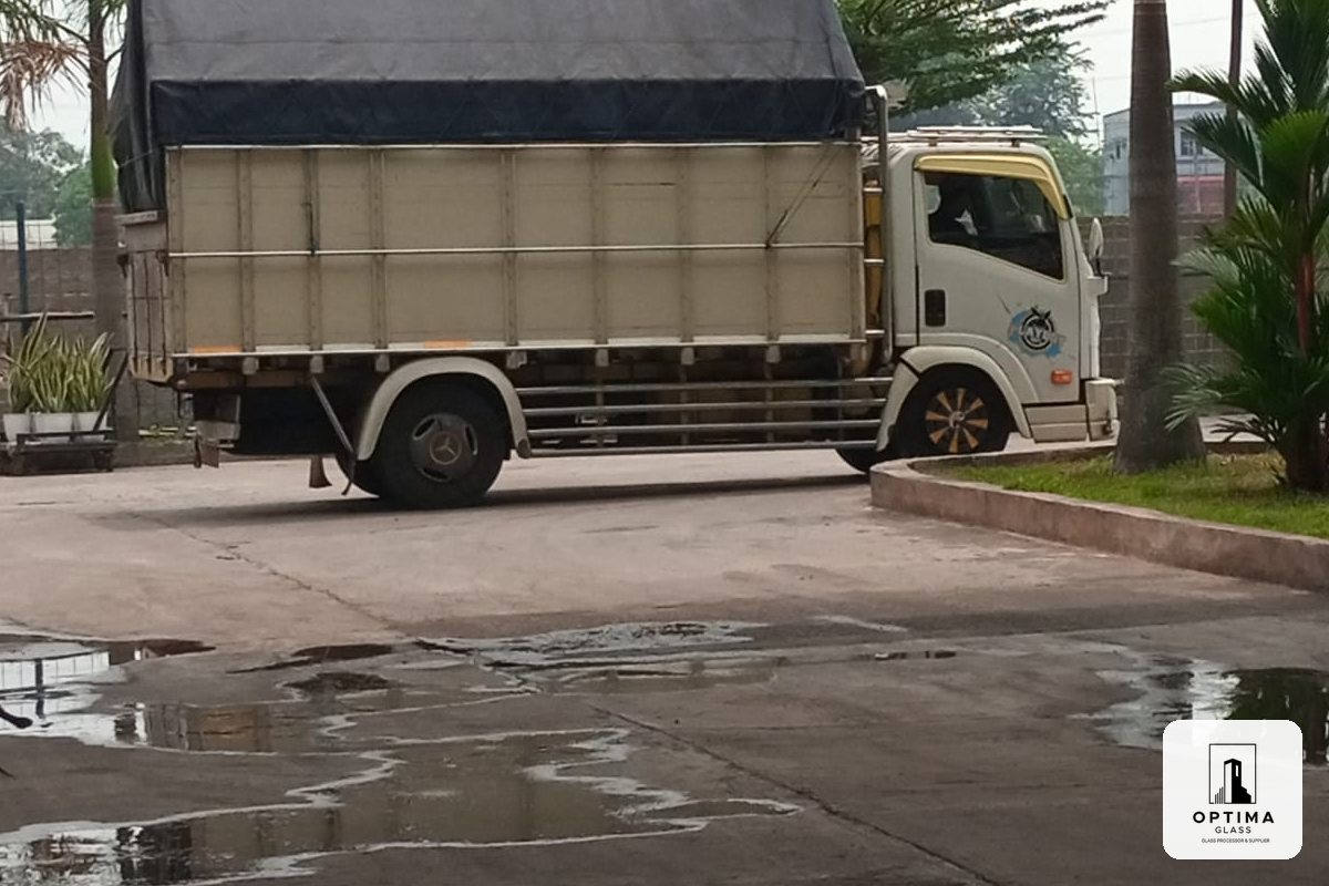 Truk pengiriman milik Optima Glass di area pabrik Cikarang