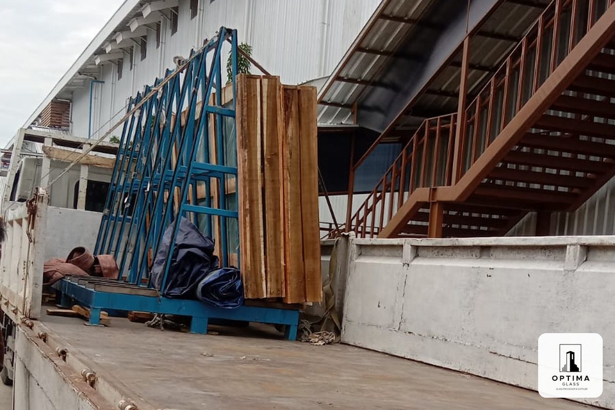 Truk Optima Glass dengan rak kaca siap mengantar kaca tempered ke proyek